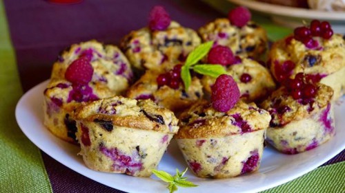 Málnás ribizlis muffin étcsokoládé darabokkal